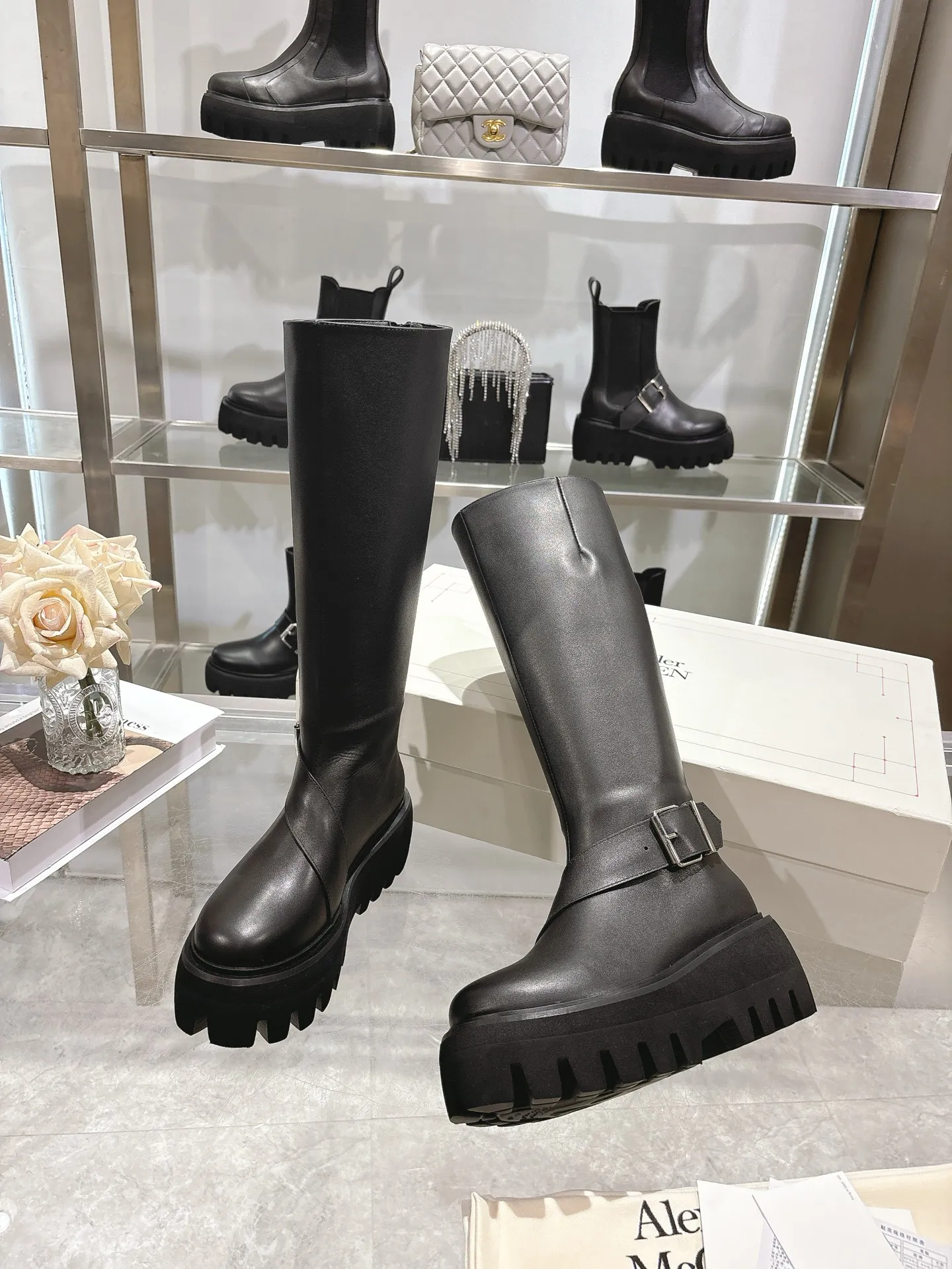 👟👟Ex-factory price 1000👟👟 The official website is synchronized with MCQUEEN/McQueen 2025 autumn and winter Sofa Chelsea boots. Silver metal buckle on the side of the shoe. Equipped with light flange and several layers of combined outsole. 6 cm thickness. Heel pull-on process. Black calfskin fabric. Women 35-40.